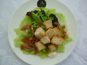 西餐厅假菜：培根面包丁沙拉假菜