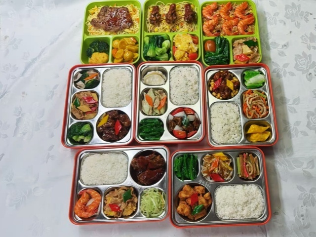 <b>深圳客人打样的便当学生餐食物模型已完成交货</b>